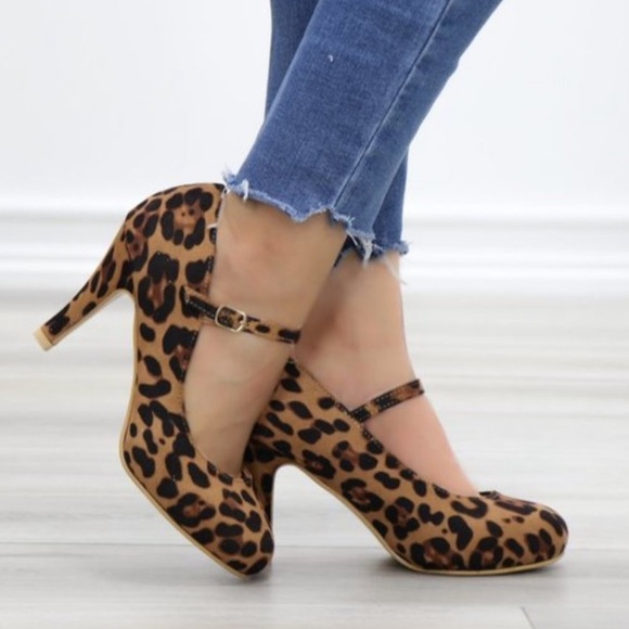 🎊HP🎊 NWT Rockabilly Strappy Leopard Suede Low 3.5” heel Size 5.5 boxed - Picture 4 of 6